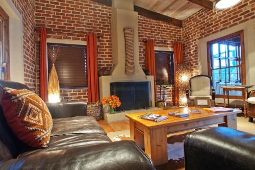 The Woods Guest House lounge met openhaard